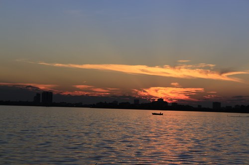 Những gợn sóng lăn tăn mặt hồ làm nên vẻ đẹp gợi cảm và lãng mạn cho vùng đất thủ đô