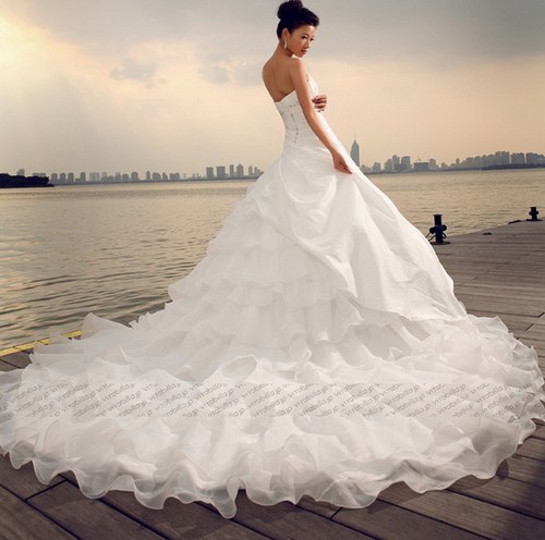 &Aacute;o cưới phồng x&ograve;e th&iacute;ch hợp cho những c&ocirc; n&agrave;ng muốn khoe v&ograve;ng ba ấn tượng. Ảnh minh họa