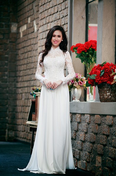 &Aacute;o d&agrave;i trắng tượng trưng cho vẻ đẹp thanh khiết v&agrave; trong s&aacute;ng của c&ocirc; d&acirc;u. Ảnh minh họa.