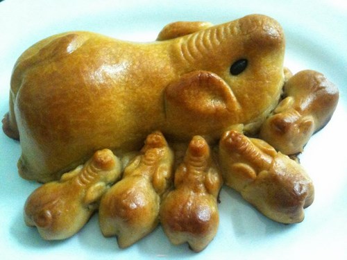 B&aacute;nh trung thu h&igrave;nh đ&agrave;n heo xinh xắn với &yacute; nghĩa gia đ&igrave;nh sung t&uacute;c