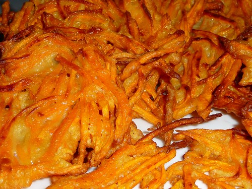 B&aacute;nh khoai được xem l&agrave; m&oacute;n ăn phổ th&ocirc;ng của thực kh&aacute;ch mỗi dịp đ&ocirc;ng về. Ảnh minh họa