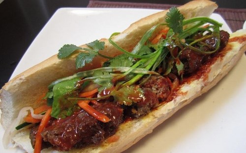 B&aacute;nh mỳ thịt xi&ecirc;n n&oacute;ng hổi thơm lừng