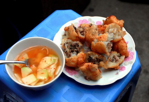 B&aacute;nh r&aacute;n mặn khiến thực kh&aacute;ch m&ecirc; mẩn bởi vị gi&ograve;n v&agrave; ngon của b&aacute;nh. Ảnh minh họa