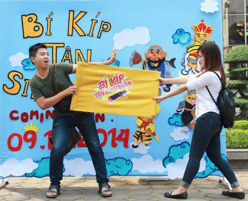 T&acirc;n sinh vi&ecirc;n h&agrave;o hứng với sự kiện b&ecirc;n lề 