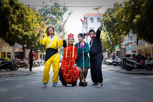 Vở nhạc kịch xuy&ecirc;n suốt với nội dung bốn thầy tr&ograve; Đường Tăng đi t&igrave;m B&iacute; k&iacute;p t&acirc;n sinh vi&ecirc;n ở trường B&aacute;o.