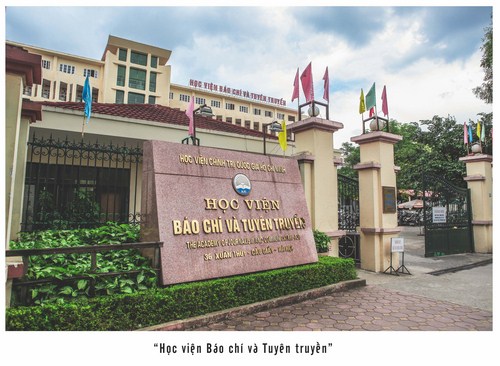 Cổng trường quen thuộc, gần gũi với c&aacute;c thế hệ sinh vi&ecirc;n.