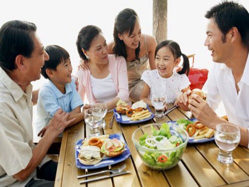 Tự tay chuẩn bị một bữa tối thay mẹ để mẹ c&oacute; cảm gi&aacute;c được quan t&acirc;m nhiều hơn. Ảnh minh họa