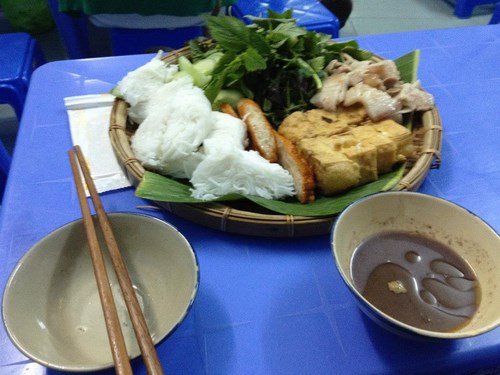 B&uacute;n đậu trước cổng Đại học Ngoại Thương