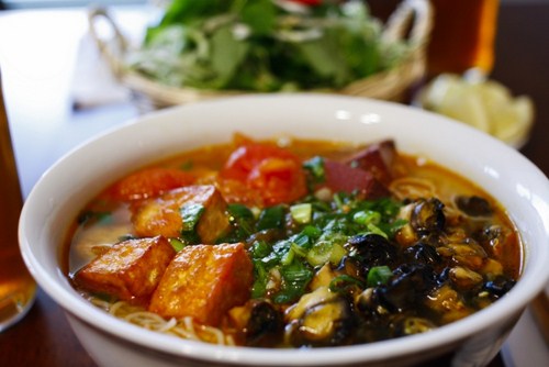 B&uacute;n ốc đặc trưng cho sự cầu kỳ, tinh tế của ẩm thực H&agrave; th&agrave;nh. Ảnh minh họa