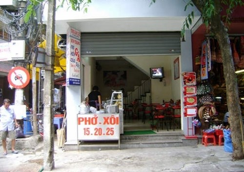 Cửa h&agrave;ng b&uacute;n thang 33 H&agrave;ng H&ograve;m