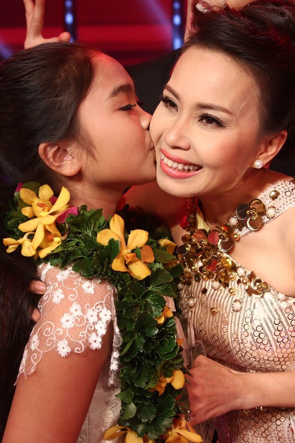 Phương Mỹ Chi v&agrave; HLV Cẩm Lỹ trong đ&ecirc;m đăng quang Qu&aacute;n qu&acirc;n Giọng h&aacute;t Việt nh&iacute;