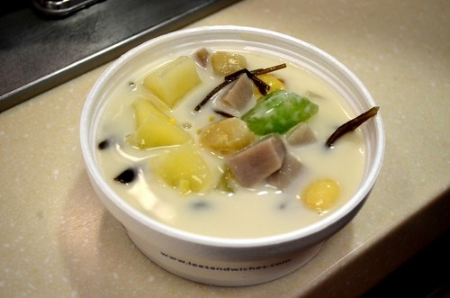 Ch&egrave; thưng tr&ecirc;n phố Tạ Quang Bửu
