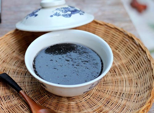 Ch&egrave; vừng đen nấu bột sắn d&acirc;y hỗ trợ dưỡng chất cho mẹ bầu. Ảnh minh họa