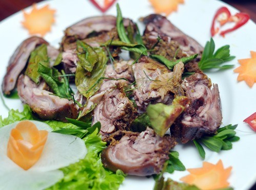 Chuột cống nhum (một loại chuột đồng) hấp l&aacute; chanh.