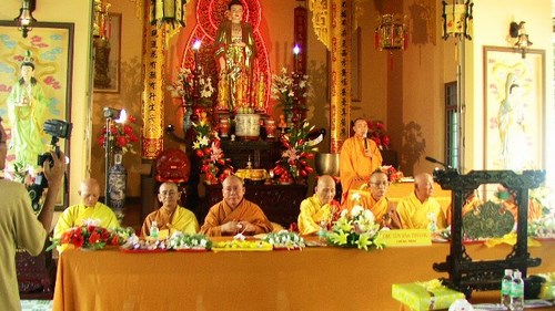 Ng&agrave;y Rằm phật tử thường đến ch&ugrave;a x&aacute; tội vong nh&acirc;n