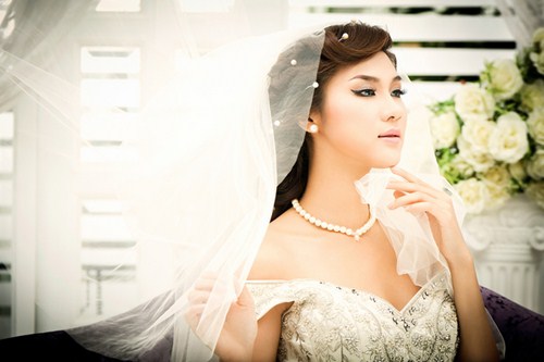 Lưu ý khi trang điểm cho cô dâu trong ngày cưới Lớp phấn hồng sẽ giúp khuôn mặt cô dâu trở nên tươi trẻ hơn. Ảnh minh họa