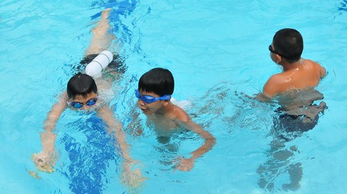 Khi xuống biển tắm phải đi c&ugrave;ng nhiều người để đề ph&ograve;ng nguy hiểm. Ảnh minh họa