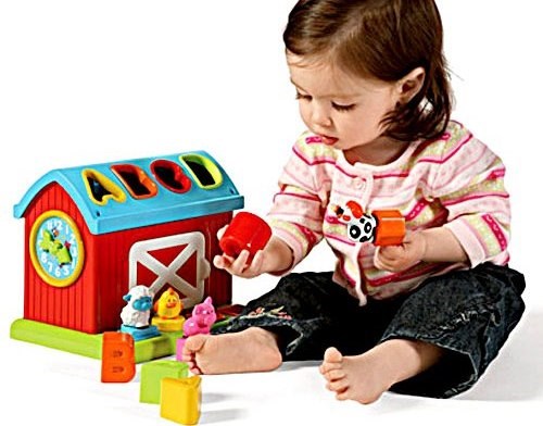 Mang theo những m&oacute;n đồ chơi gọn nhẹ để b&eacute; c&oacute; thể giải tr&iacute;. Ảnh minh họa
