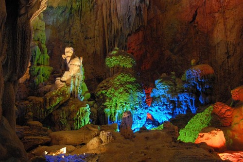 Động Phong Nha với cảnh n&uacute;i non s&ocirc;ng nước quyến rũ du kh&aacute;ch. Ảnh minh họa
