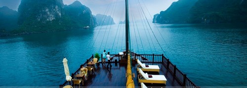 Ngồi v&agrave;o giữa khoang thuyền để tr&aacute;nh say t&agrave;u xe. Ảnh minh họa