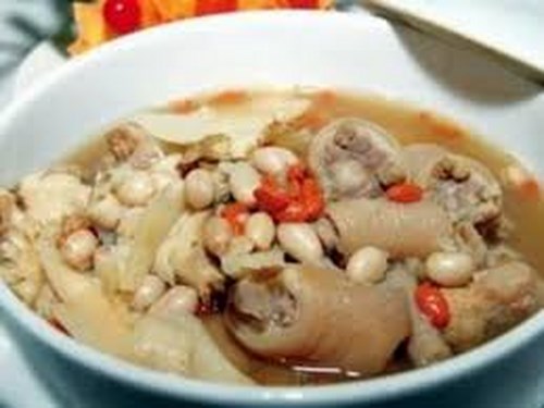 Đu&ocirc;i lợn hầm