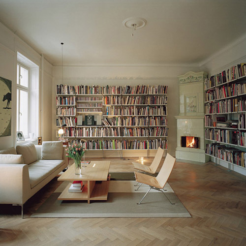 Sofa v&agrave; ghế d&agrave;i l&agrave; giải ph&aacute;p cho những tư thế đọc s&aacute;ch kh&aacute;c nhau. Ảnh minh họa