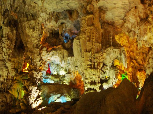 Hang Đầu Gỗ - Hạ Long mang vẻ đẹp huyền ảo của v&ugrave;ng đất mỏ. Ảnh minh họa