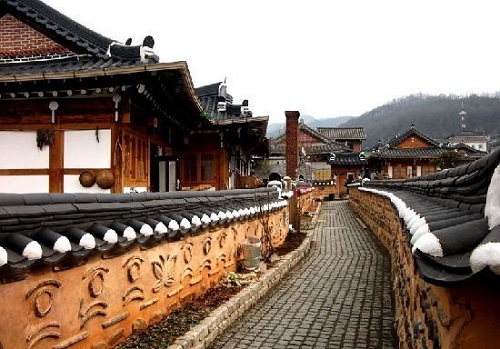 Hanok c&oacute; nhiều n&eacute;t tương đồng với kiến tr&uacute;c nh&agrave; Hội An. Ảnh minh họa