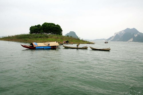 Hồ Th&aacute;c B&agrave; được v&iacute; như Hạ Long tr&ecirc;n n&uacute;i ở Y&ecirc;n B&aacute;i. Ảnh minh họa