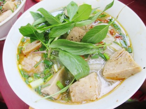 Hủ tiếu b&ograve; vi&ecirc;n trứ danh ở Huế