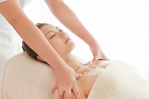 M&aacute;t-xa ngực sẽ khiến cho h&igrave;nh d&aacute;ng bộ ngực trở n&ecirc;n tr&ograve;n trịa hơn. Ảnh minh họa
