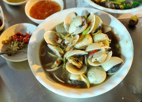 Ngao x&agrave;o me ở Khu tập thể Đại học Kinh tế Quốc d&acirc;n 