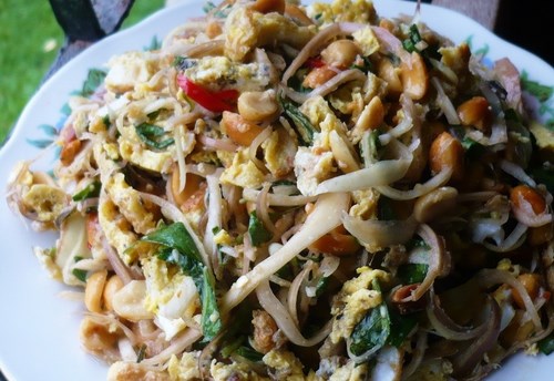 Nộm để qua đ&ecirc;m dễ g&acirc;y nấm mốc. Ảnh minh họa