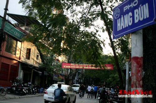 Phố H&agrave;ng B&uacute;n s&ocirc;i động ng&agrave;y nay. Ảnh minh họa