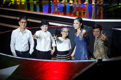 Phương Mỹ Chi lại tiếp tục g&acirc;y tranh c&atilde;i v&igrave; sự chăm chỉ &ldquo;kiếm tiền&rdquo; của m&igrave;nh khi nhận lời l&agrave;m gi&aacute;m khảo kh&aacute;ch mời gameshow C&ugrave;ng nhau tỏa s&aacute;ng