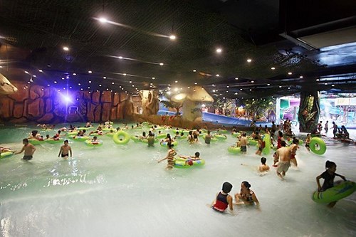 C&ocirc;ng vi&ecirc;n nước trong nh&agrave; ở Royal City