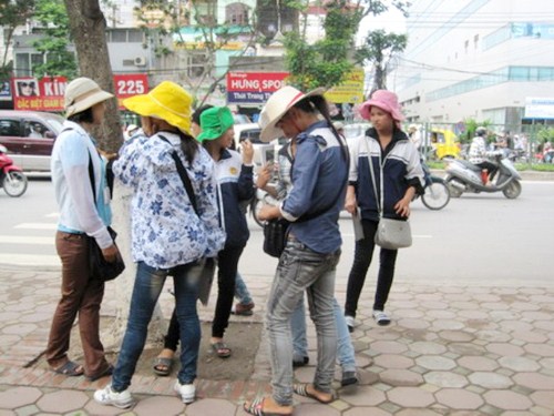 Chi&ecirc;u tr&ograve; mua tăm từ thiện lừa đảo vẫn diễn ra thường xuy&ecirc;n tại c&aacute;c điểm xe bu&yacute;t v&agrave; c&aacute;c điểm vui chơi, giải tr&iacute;. Ảnh minh họa