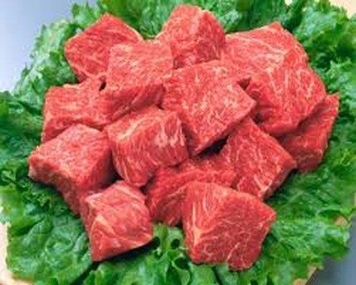 Thịt b&ograve; kết hợp với rượu dễ dẫn đến triệu chứng t&aacute;o b&oacute;n, &ugrave; tai