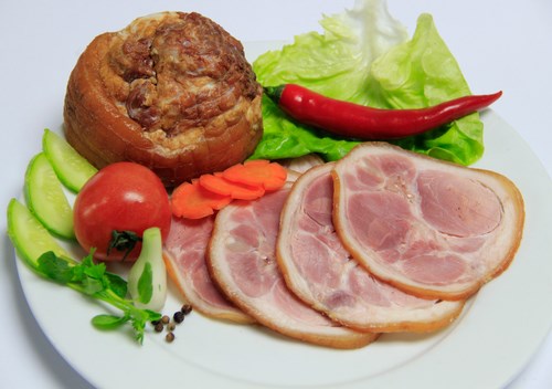 Thịt hun kh&oacute;i kết hợp với rượu l&agrave; mầm mống của bệnh ung thư. Ảnh minh họa