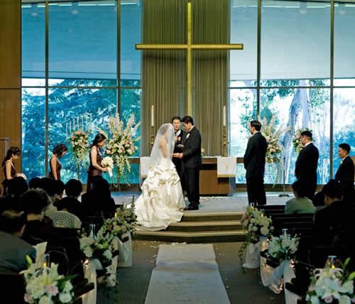 Độc, lạ lễ cưới theo nghi thức tôn giáo Lễ thành hôn dưới thánh đường lung linh cùng cầu nguyện cho đôi trẻ trăm năm hạnh phúc. Ảnh minh họa