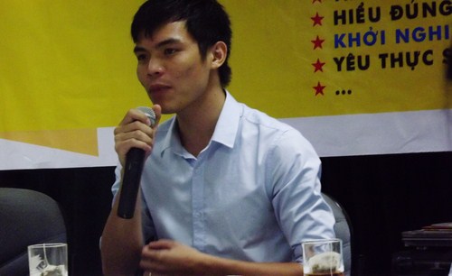 Nguyễn Văn Sơn (Thằng Sơn Đo&agrave;n) chia sẻ b&iacute; k&iacute;p học hiệu quả cho t&acirc;n sinh vi&ecirc;n.