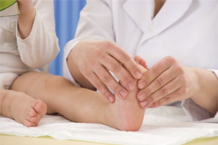 Bệnh vi&ecirc;m khớp ở trẻ nếu như kh&ocirc;ng chữa trị kịp thời sẽ g&acirc;y ra hệ lụy kh&ocirc;n lường. Ảnh minh họa