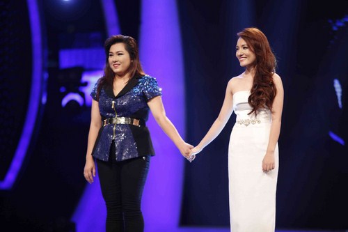 Minh Th&ugrave;y v&agrave; Nhật Thủy tr&ecirc;n s&acirc;n khấu đ&ecirc;m Chung kết Vietnam Idol 2013.