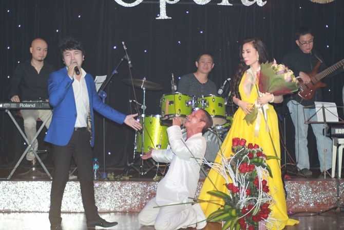 Sự cố qu&ecirc;n lời khi bất đắc dĩ phải song ca c&ugrave;ng fan 