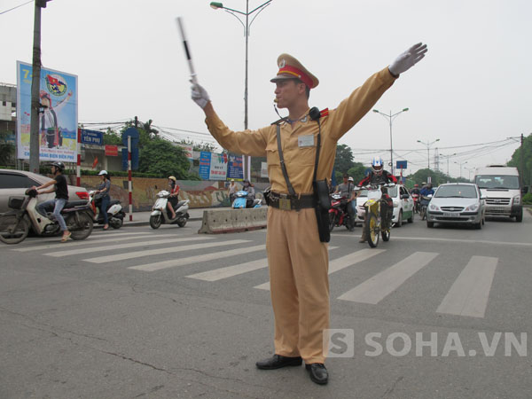 Tại n&uacute;t giao th&ocirc;ng Y&ecirc;n Phụ, Đội CSGT số 2 cũng bố tr&iacute; lực lượng d&agrave;y đặc để đảm bảo an to&agrave;n giao th&ocirc;ng cho người d&acirc;n về qu&ecirc; nghỉ lễ an to&agrave;n.