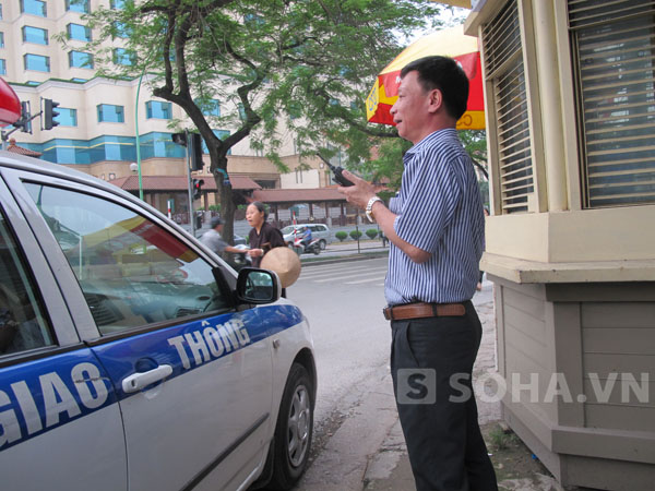 Cũng tại n&uacute;t giao th&ocirc;ng n&agrave;y, một l&atilde;nh đạo Đội CSGT số 2, mặc thường phục điều h&agrave;nh c&aacute;c chiến sỹ CSGT.