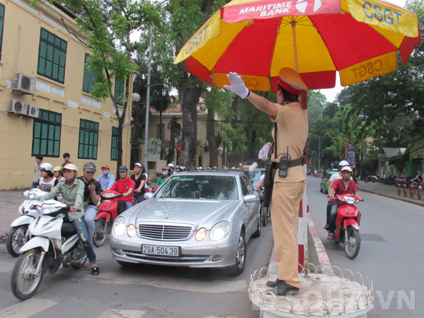 C&aacute;c đồng ch&iacute; nữ cảnh s&aacute;t t&iacute;ch cực l&agrave;m việc để mở rộng n&uacute;t giao th&ocirc;ng trọng điểm.