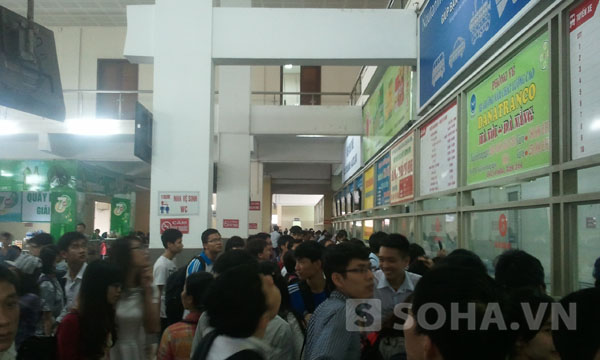 H&agrave;nh kh&aacute;ch về qu&ecirc; đ&ocirc;ng đ&uacute;c tại c&aacute;c điểm nh&agrave; ga, bến xe.