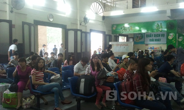 Trong chiều nay, l&atilde;nh đạo Ph&ograve;ng cảnh s&aacute;t h&igrave;nh sự v&agrave; C&ocirc;ng an quận Ho&agrave;ng Mai đ&atilde; mặc thường phục &ldquo;vi h&agrave;nh&rdquo; tại c&aacute;c bến xe. Thấp tho&aacute;ng trong c&aacute;c d&ograve;ng người c&oacute; nhiều l&iacute;nh trinh s&aacute;t h&igrave;nh sự h&oacute;a trang tr&agrave; trộn v&agrave;o b&ecirc;n trong.