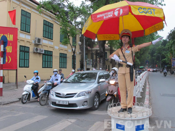 Một đồng ch&iacute; nữ CSGT thuộc đội số 2 CATP H&agrave; Nội đang l&agrave; việc tại ng&atilde; tư  Nguyễn Th&aacute;i Học - T&ocirc;n Đức Thắng.